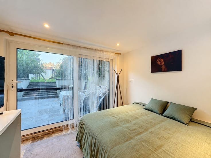 INVESTMENT BUILDING 2 UNITS + TERRACES + GARDEN + GARAGE!
