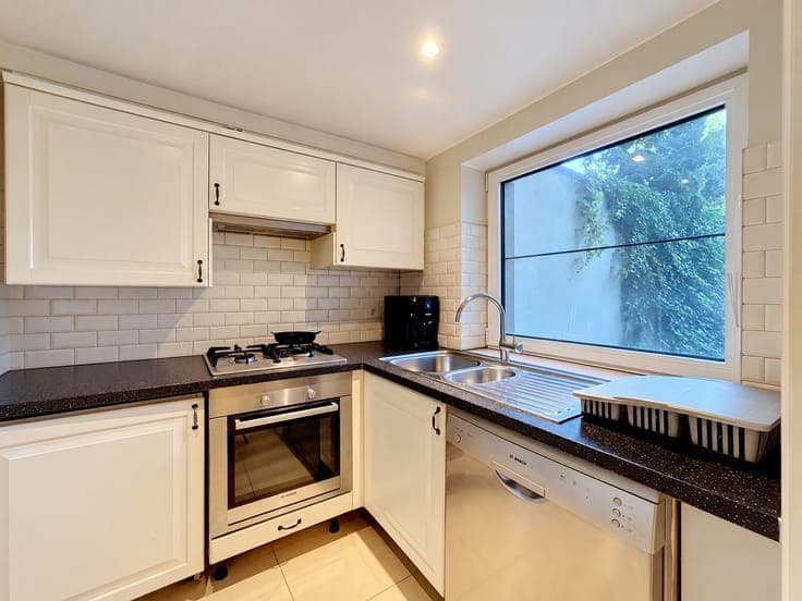 INVESTMENT BUILDING 2 UNITS + TERRACES + GARDEN + GARAGE!