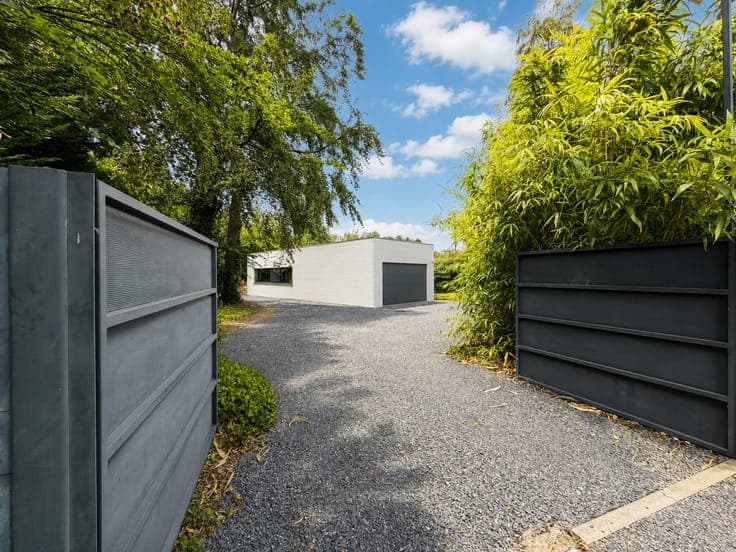 Ready-to-move-in, modern bungalow with pool