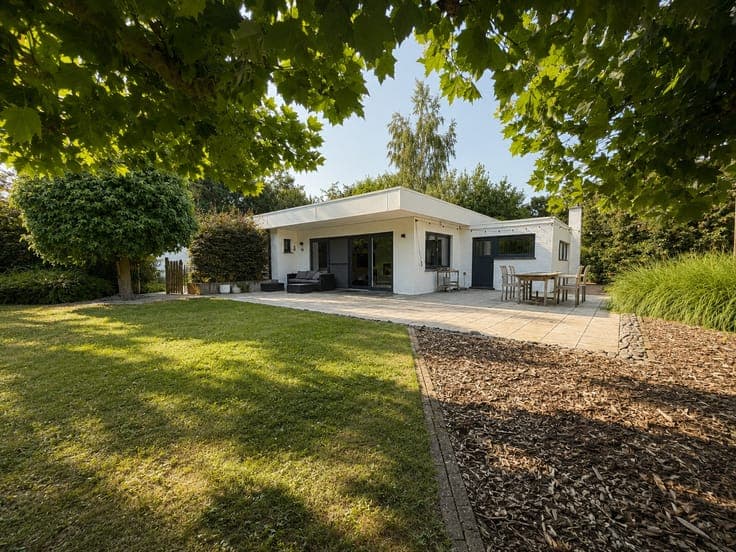 Ready-to-move-in, modern bungalow with pool