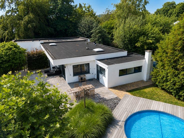 Ready-to-move-in, modern bungalow with pool