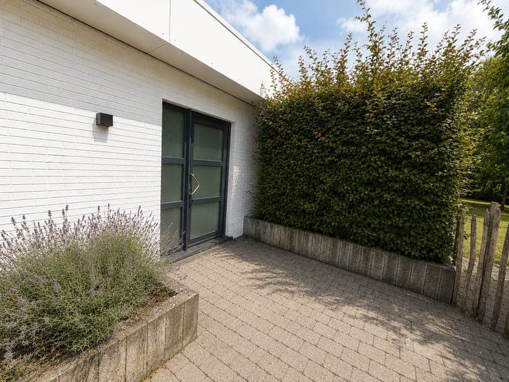 Ready-to-move-in, modern bungalow with pool