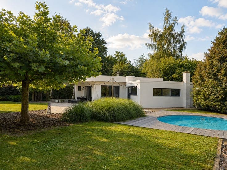Ready-to-move-in, modern bungalow with pool