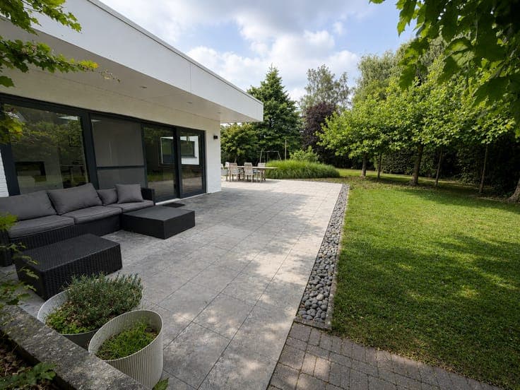Ready-to-move-in, modern bungalow with pool