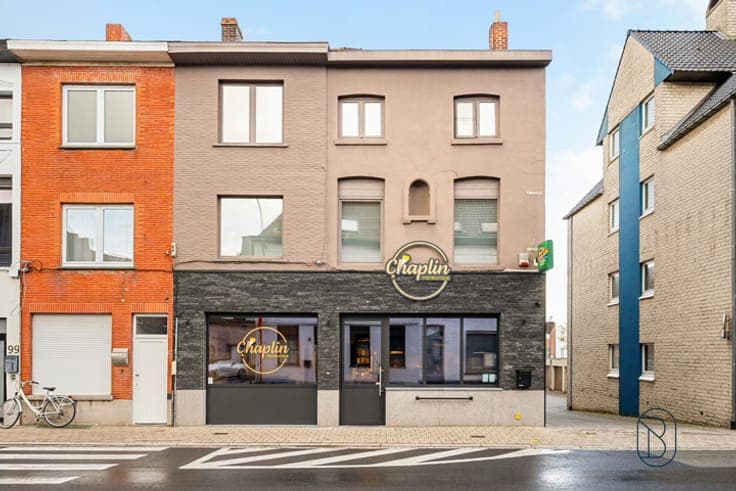 Prime-location chip shop and move-in-ready duplex apartment