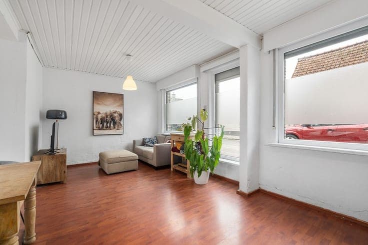 Landelijk gelegen HOB met tuin en 4 garages