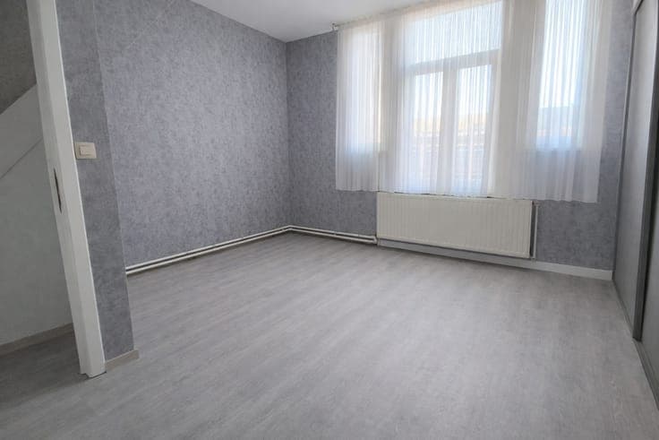 Ruime woning met grote achterkoer, gezellige leefruimte, ...