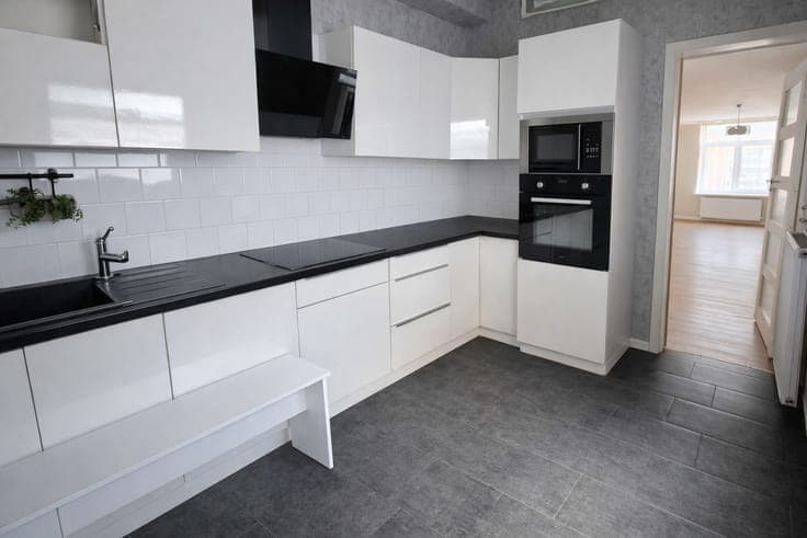 Ruime woning met grote achterkoer, gezellige leefruimte, ...