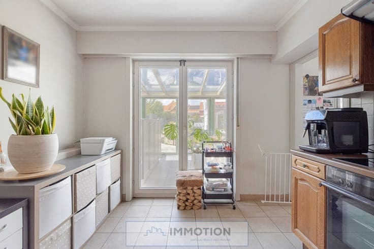 Halfopen gezinswoning met 3 slaapkamers, tuinkamer en poo...