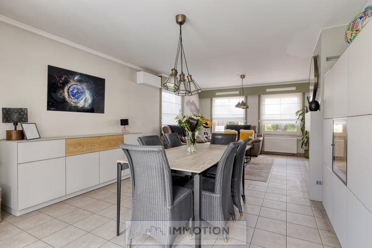 Halfopen gezinswoning met 3 slaapkamers, tuinkamer en poo...
