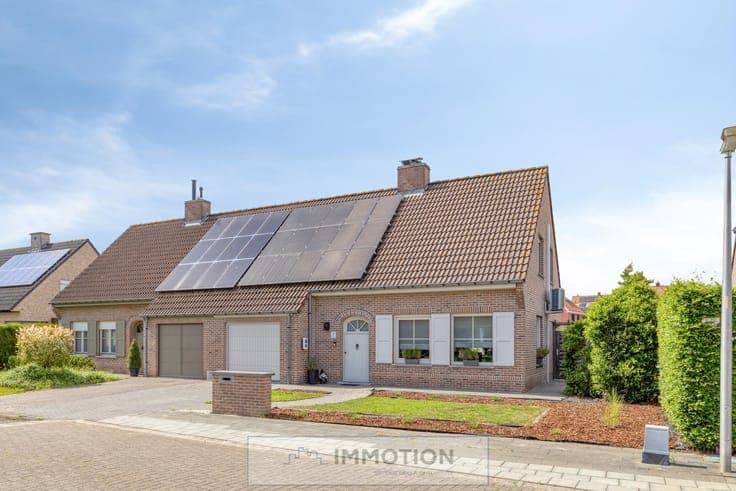 Halfopen gezinswoning met 3 slaapkamers, tuinkamer en poo...