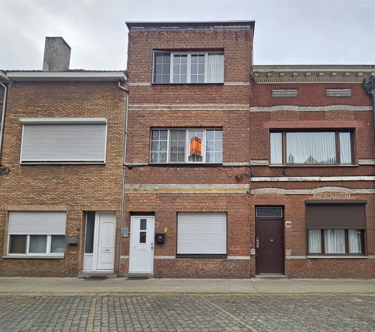 House divided into 3 apartments