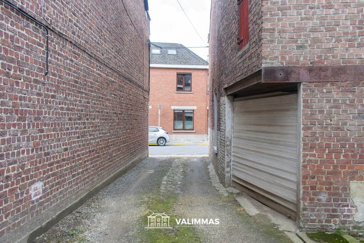 Ruime, nog te renoveren hoeve met tuin, garage & bijgebouwen