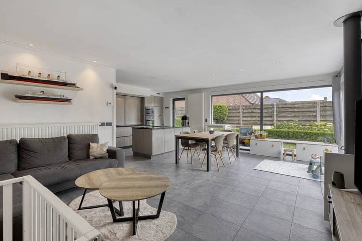 Spacious family home with 5 bedrooms in Oostrozebeke