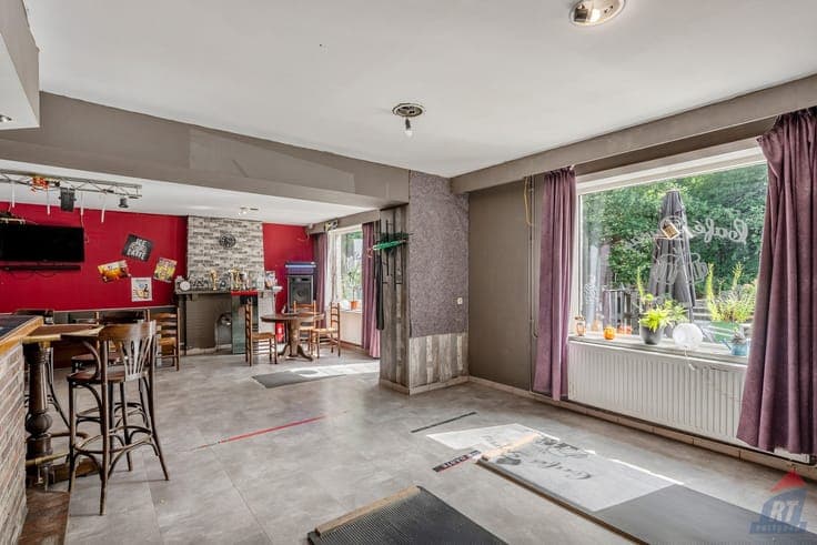 Handelshuis met dorpscafé en woongelegenheid vlakbij het ...
