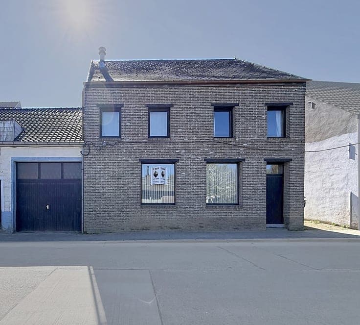 A semi-detached house in need of renovation, with 5 bedrooms
