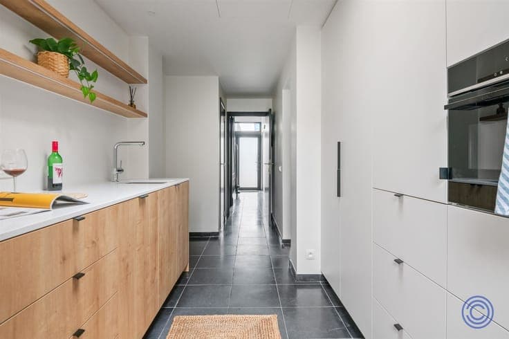 Stately, renovated townhouse with 3 spacious bedrooms and ci