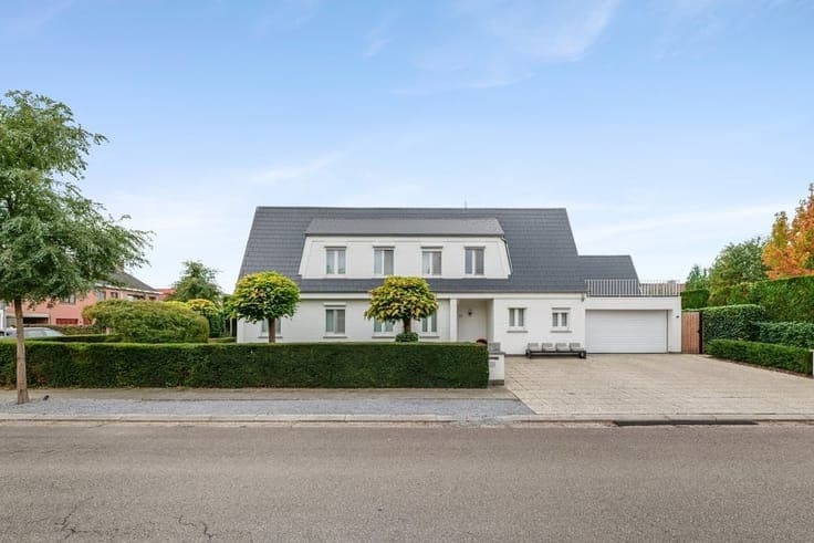 PRACHTIGE OPEN BEBOUWING MET 323 M² WOONOPPERVLAKTE, 4 SL...