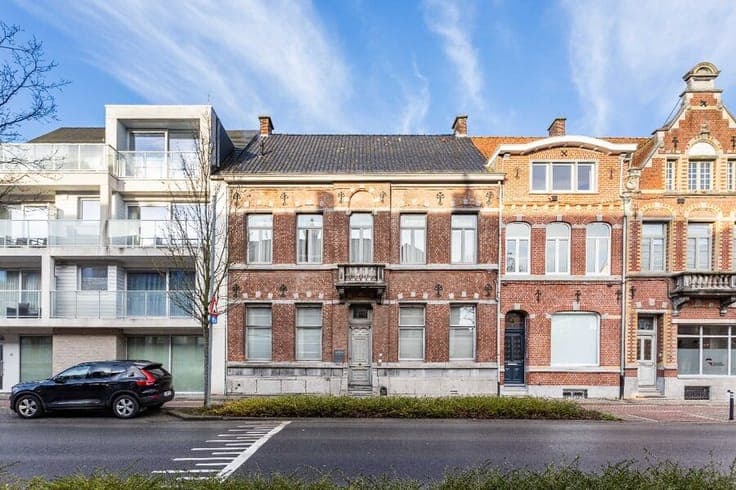 Townhouse in the center of Izegem 900 m² with exit to Krekel