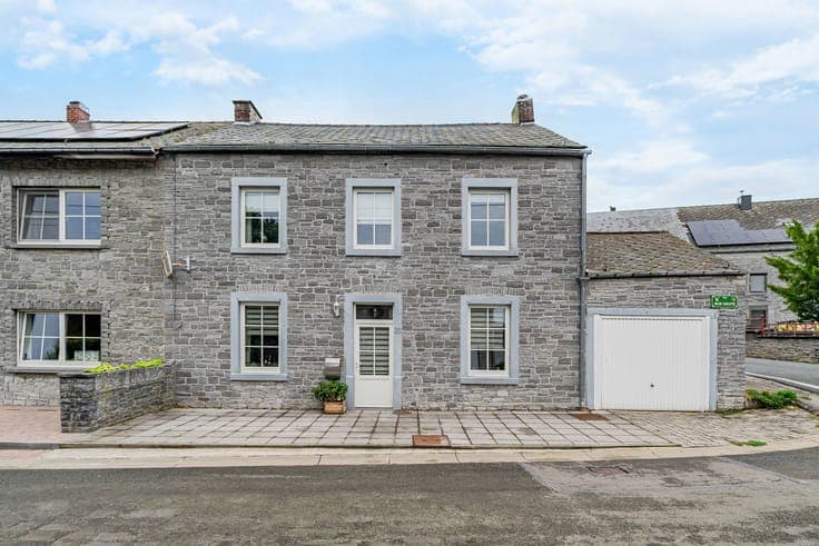 Stone house with 60 m² of conversion potential