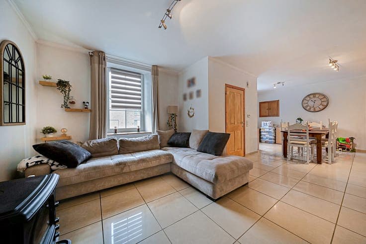 Stone house with 60 m² of conversion potential