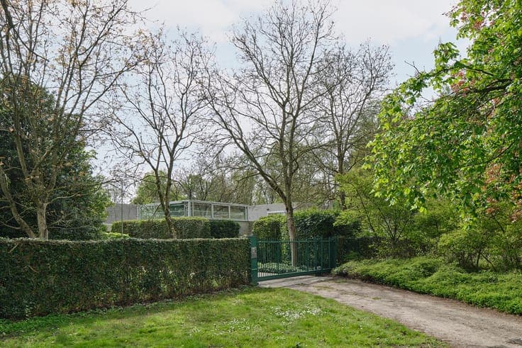 Modernist villa Lou Jansen on spacious plot