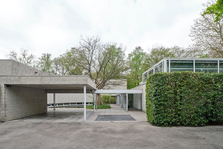 Modernist villa Lou Jansen on spacious plot