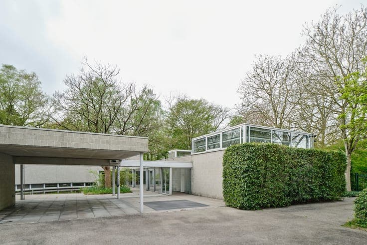 Modernist villa Lou Jansen on spacious plot