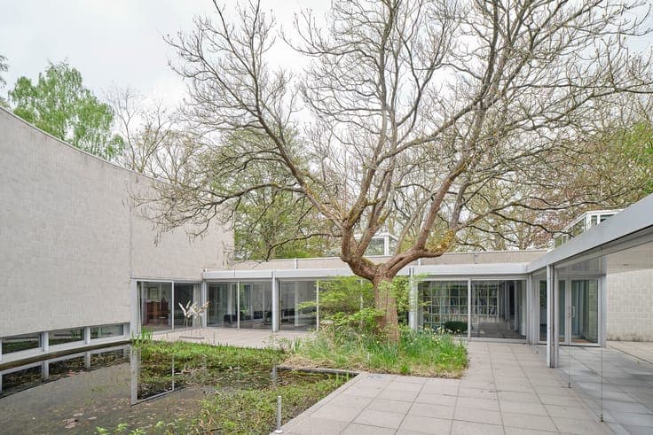 Modernist villa Lou Jansen on spacious plot
