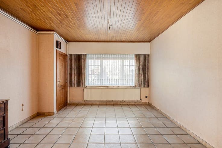 Te renoveren woning met garage en diepe tuin.