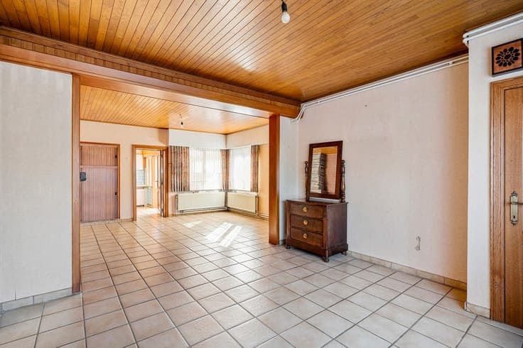 Te renoveren woning met garage en diepe tuin.