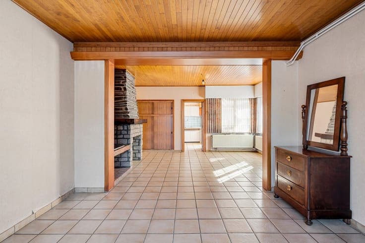 Te renoveren woning met garage en diepe tuin.