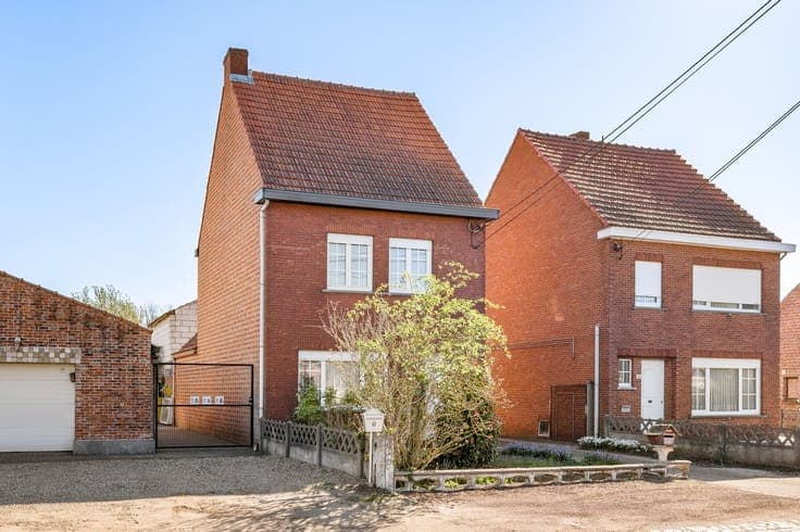 Te renoveren woning met garage en diepe tuin.