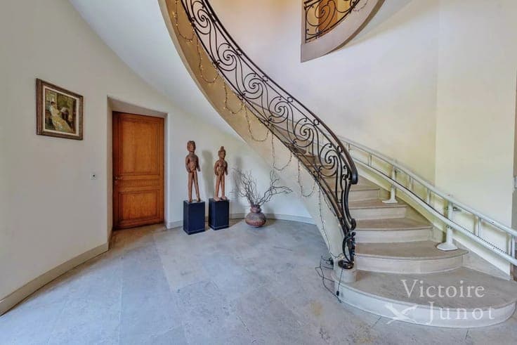 Beautiful and unique property adjacent to the Forêt de Soign