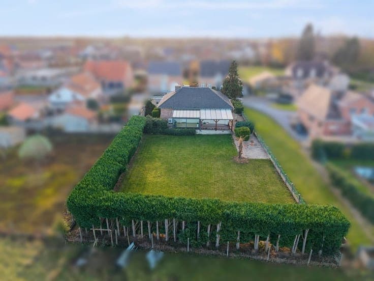 CHARMANTE, GELIJKVLOERSE GEZINSWONING OP EEN KNAP PERCEEL...