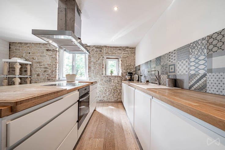Renovated house with 3bedrooms + 2offices and 2shower rooms