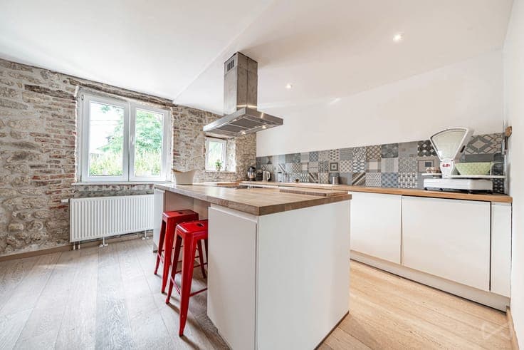 Renovated house with 3bedrooms + 2offices and 2shower rooms