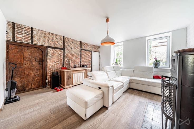 Renovated house with 3bedrooms + 2offices and 2shower rooms