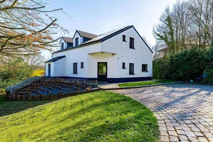 Charming 2 Bedroom Duplex in Court-Saint-Etienn