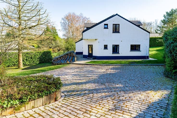 Charming 2 Bedroom Duplex in Court-Saint-Etienn