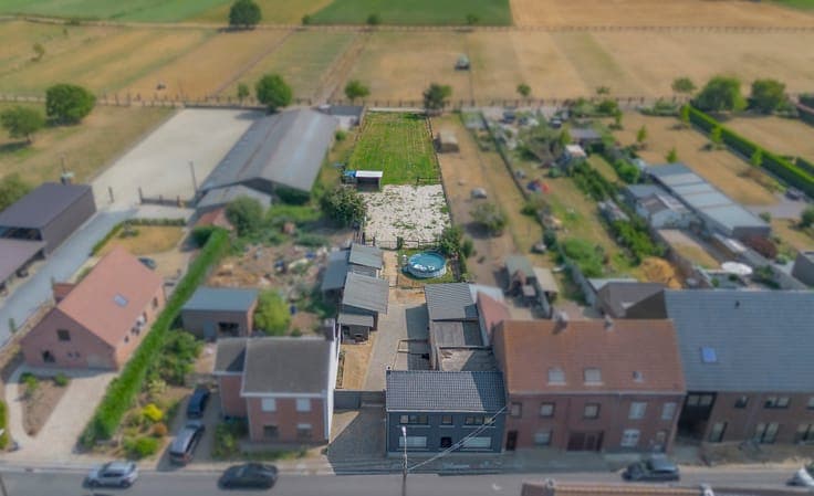 VLIERZELE - Halfopen bebouwing met 2 stallen op +/-19are