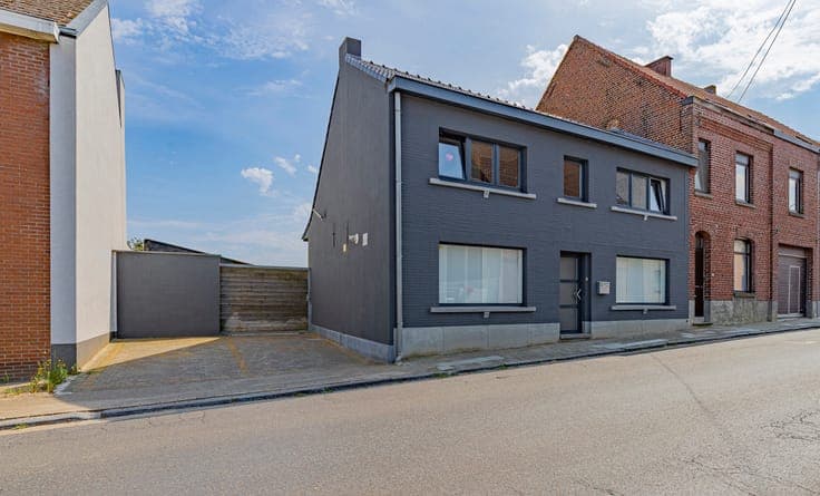 VLIERZELE - Halfopen bebouwing met 2 stallen op +/-19are
