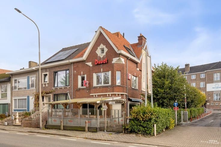 Commercieel pand met woonst en feestzaal op zichtbare loc...