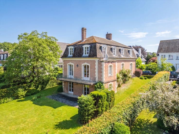 Exceptional 4/5-bedroom villa with private, secluded garden