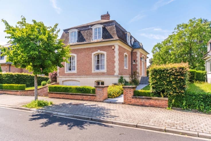 Exceptional 4/5-bedroom villa with private, secluded garden