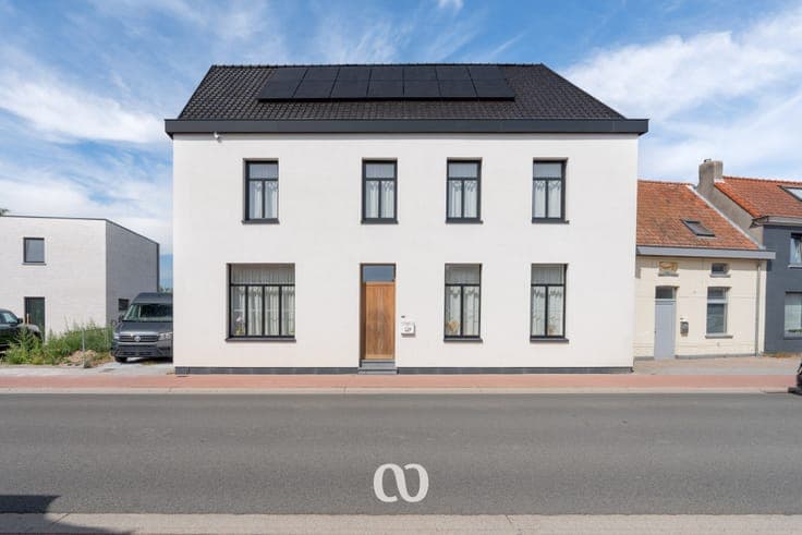 Beautifully renovated family home with 4 bedrooms in Kruise