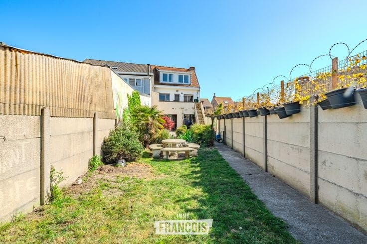 Very spacious raised (bel-étage) house with 6(!) bedrooms, …