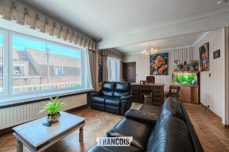 Very spacious raised (bel-étage) house with 6(!) bedrooms, …