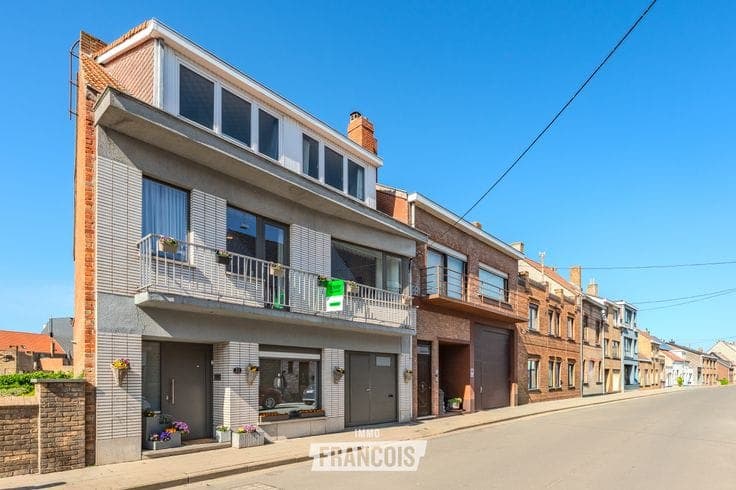 Very spacious raised (bel-étage) house with 6(!) bedrooms, …