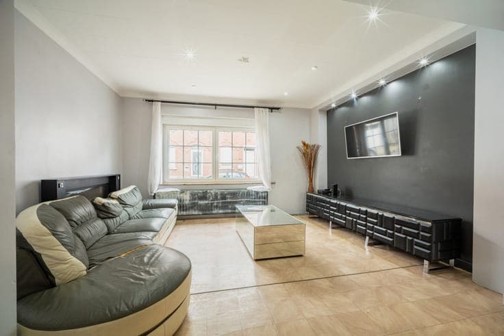 House with covered courtyard, 4-bed potential